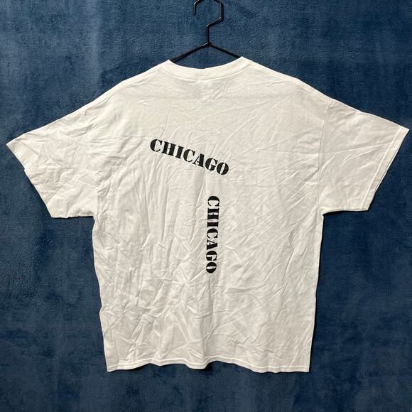 Gildan White T-Shirt Stamped With Black Lettering ´Chicago´ In Men’s Size XL - Picture 3 of 3
